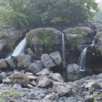 【地元探訪】びっくり！市街地に滝が・・・ ～鮎壺の滝～