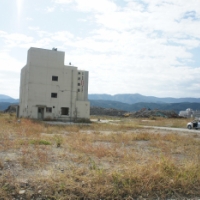 東日本大震災・復興支援リポート 津波の跡に残る建物