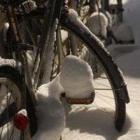 仮設住宅に積む雪と無音とシャリンシャリン