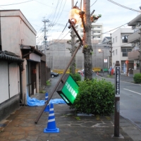 【熊本地震点景】足のない幽霊のような街路灯