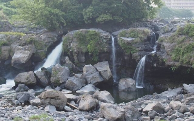 【地元探訪】びっくり！市街地に滝が・・・ ～鮎壺の滝～