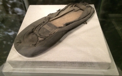 ヒロシマからの道「厚紙を入れた中学生の靴」