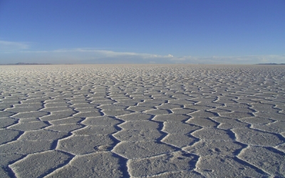 地平線まで続く白い世界。南米・ウユニ塩湖
