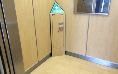 エレベーターの防災キャビネット。中には何が？