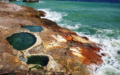 赤く染まる海！硫黄島（いおうじま）から溢れ出る温泉【湯めぐり島旅】