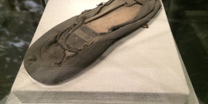 ヒロシマからの道「厚紙を入れた中学生の靴」