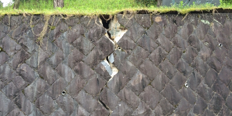 【熊本地震点景】石を割った震度7の力
