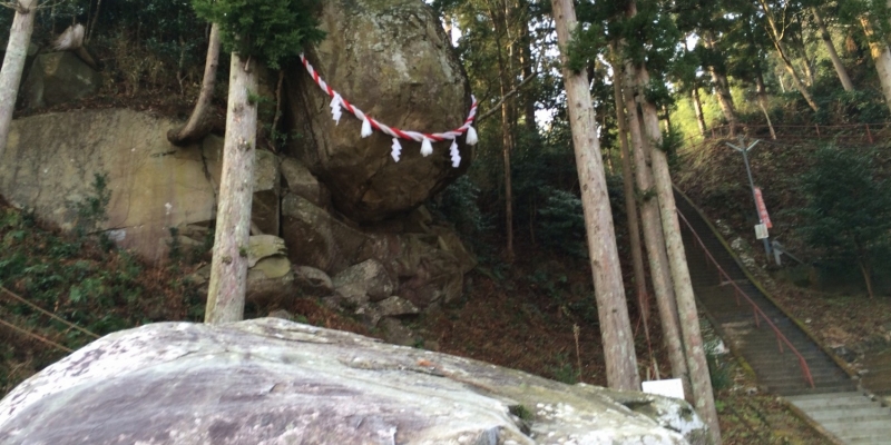 受験生必見！ご利益満点！釣石神社の落ちない大岩（再掲）