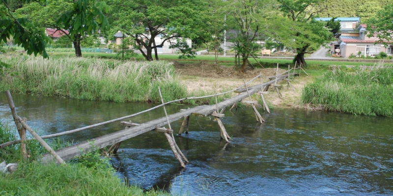 流されるたびに再生されてきた松日橋