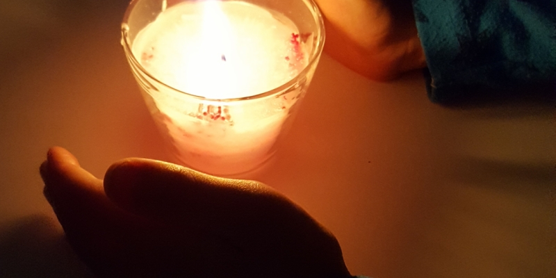 キャンドルの灯に家族で祈りをこめました