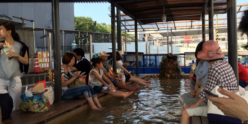 熱海駅前ロータリーの足湯「家康の湯」