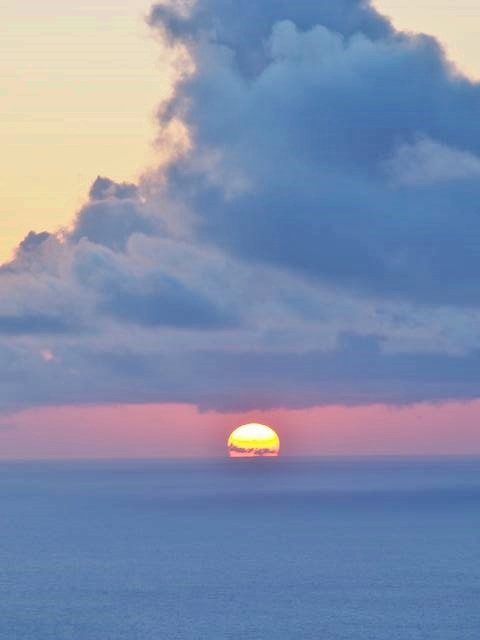 水平線に消えゆく太陽。憧れの島での日没はひときわ感慨深い