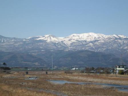 吾妻山全景　福島市内から　2011年4月5日気象庁撮影（気象庁のホームページへリンク）