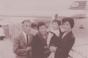 祖父母、母と一緒に海外出張のお出迎え（野口さん1才半の頃）提供: JAXA