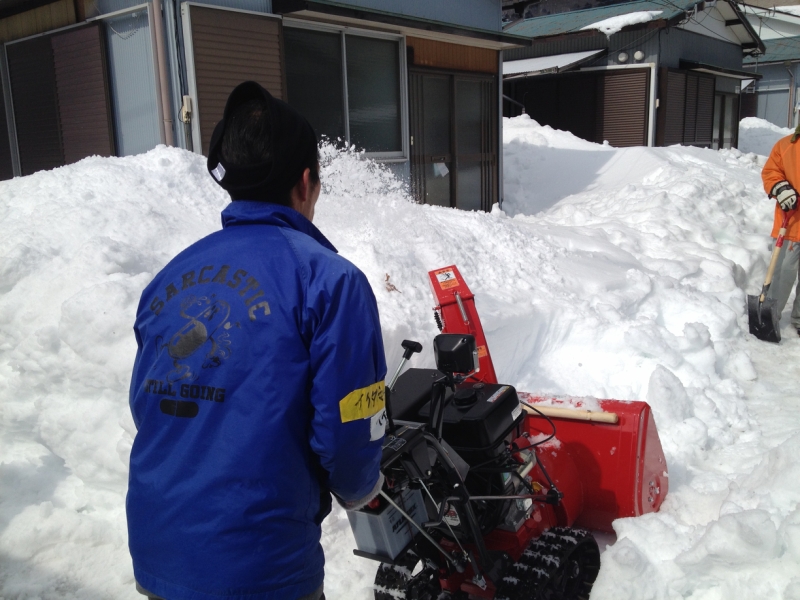 住宅地の駐車場から車を出すための除雪作業（2月22日）