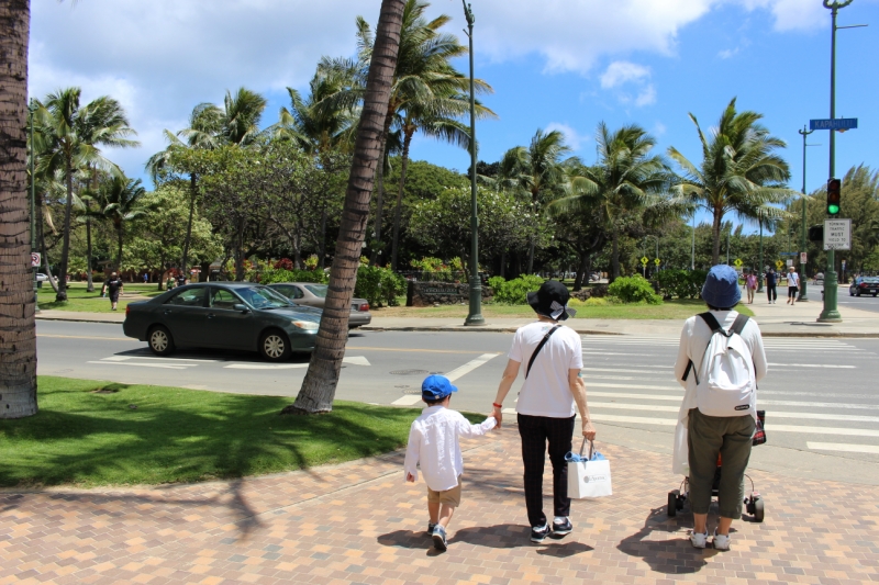 海外の観光地を歩く時、子供から手を離してはいけません。