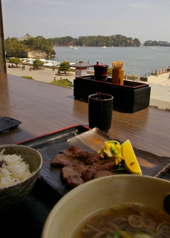松島の島々や五大堂を眺めながら食事ができるお店もあります。