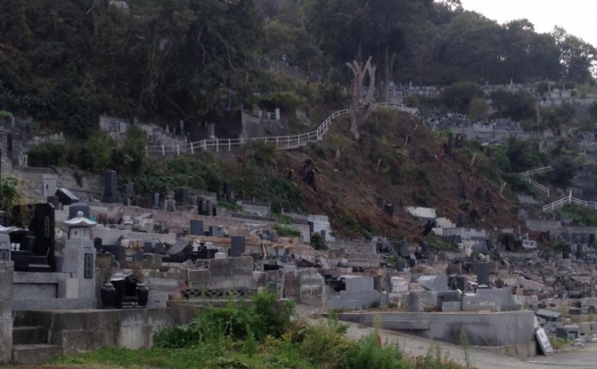 墓地の被害も大きい。大槌のこの墓地ではほとんど修繕の手は入っていない。