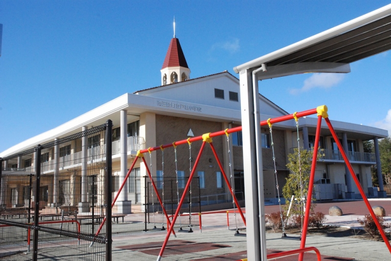 写真は2015年10月、戸倉地区の高台に開校した戸倉小学校の新校舎