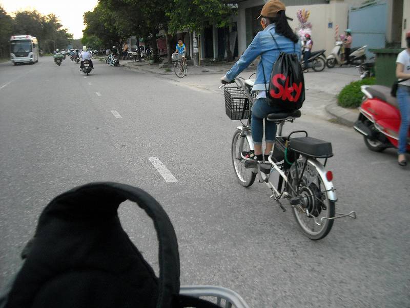 写真に写っている自転車はベトナムでよく見かけた電動自転車。日本のものは漕いだときにアシストするタイプだが、ベトナムの場合は電動スクーターのようにペダルを漕がなくても進む