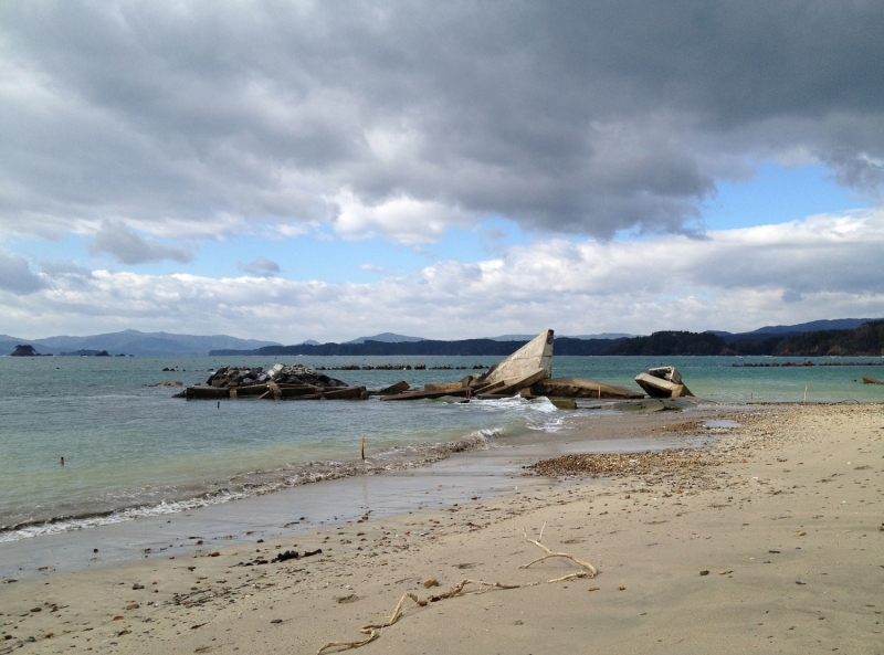 長須賀海岸。壊れたまま海中に残された垂直堤防（2012年10月）