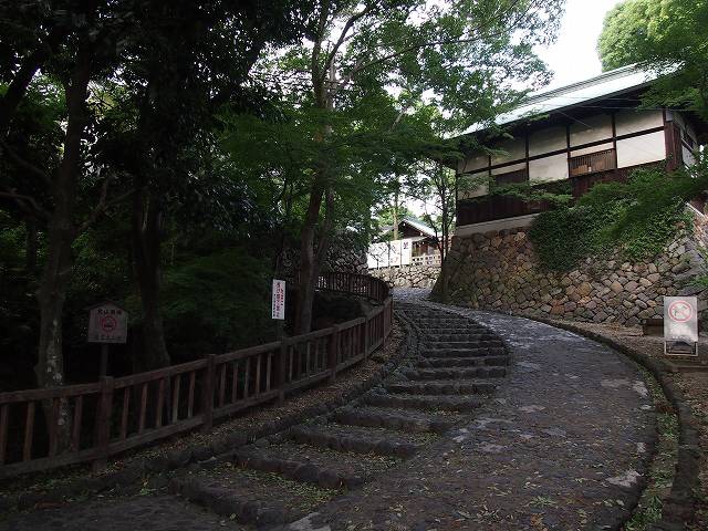 神社の境内を通り抜け、坂道を登って行く