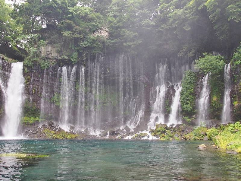 写真中央から右側にかけての滝をよく見ると、崖から染み出た水が滝となっている