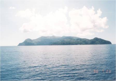 口永良部島全景　東側から　1996年7月23日　気象庁撮影