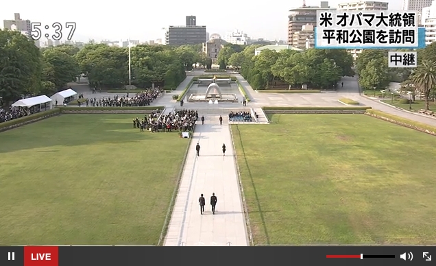 献花に向かうオバマ大統領と安倍総理（手前の2人）NHKの番組からキャプチャ