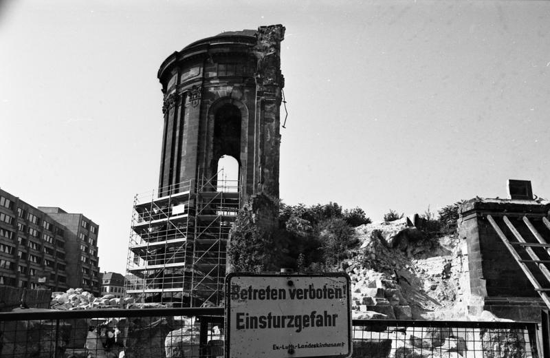 聖母教会の廃墟（1991年）、手前の標識は「崩落の恐れがあるため立ち入り禁止」