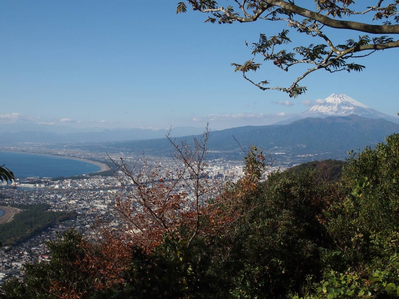 小鷲頭山から富士山と駿河湾を望む。