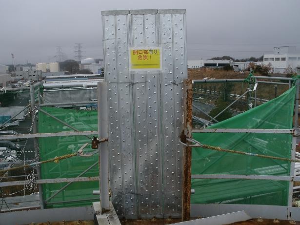 １～３号機処理水バッファタンク堰屋根設置工事梯子（上部）落下防止after