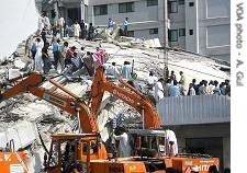 地震で壊れたイスラマバードのアパート、ボイス・オブ・アメリカによる