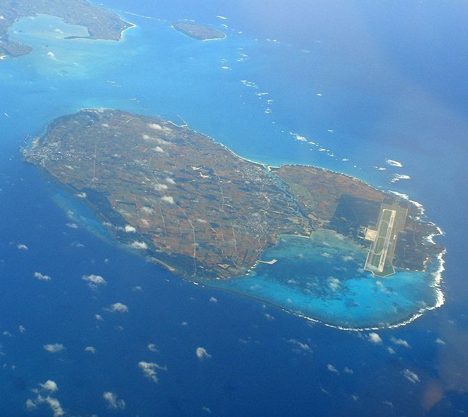 伊良部島（左）と下地島（右）