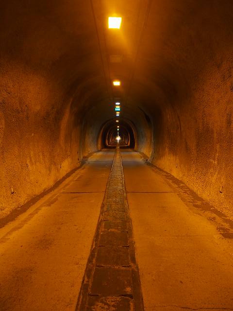 外輪山を貫く雰囲気満点の「青宝トンネル」