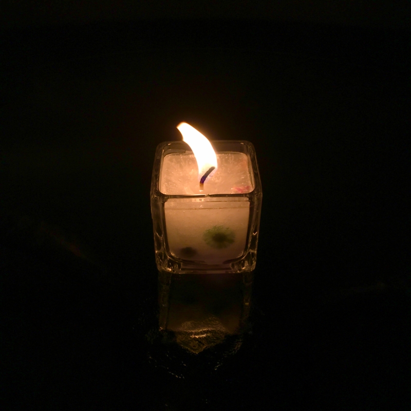 東日本大震災で犠牲になられた方々へ哀悼の意を込めてキャンドルに火を灯す