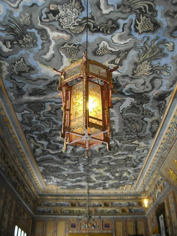 廟内の天井。龍が描かれている