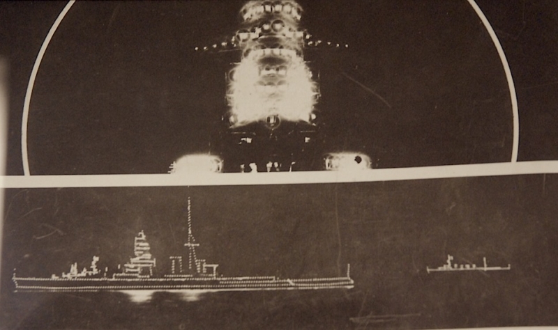 おそらく観艦式で撮影されたものか。電飾で満艦飾の長門型戦艦の写真