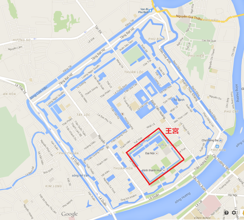 川や堀などで幾重にも囲まれているフエの王宮（※赤枠部分。一辺約600m）。王宮の外には旧市街が広がる（出典：Google Mapに加筆)