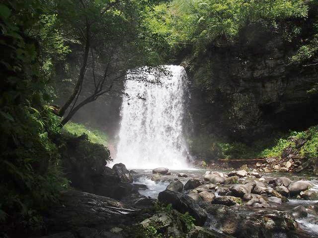 同じく、郡上八幡に向かう途中にあった「夫婦滝」。本来は寄り添うように2本の滝が流れているらしいが、この日は水量が多く1本の滝となっていた