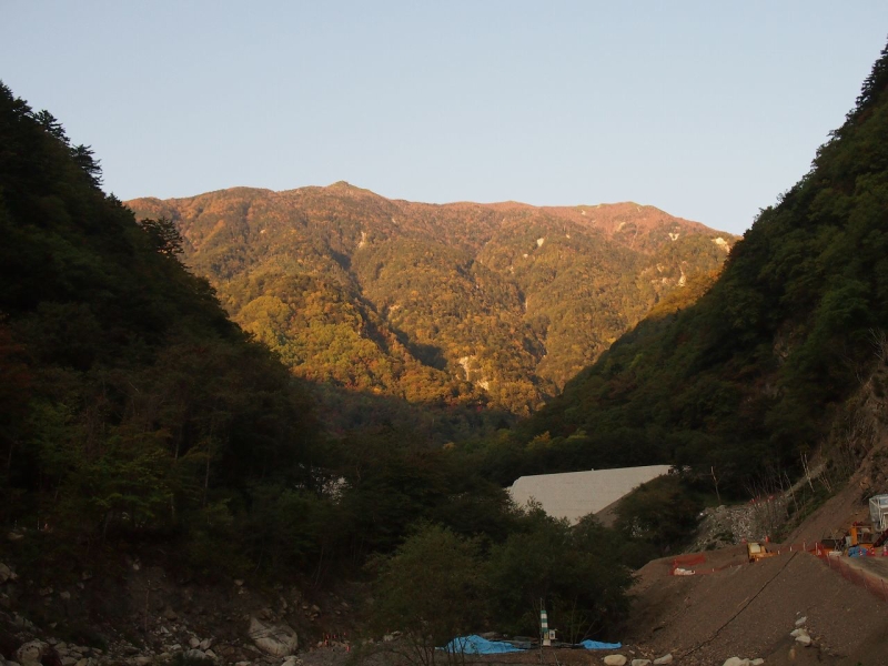 青木鉱泉の登山口近くにて。朝日により山が朱色に染まっていました。