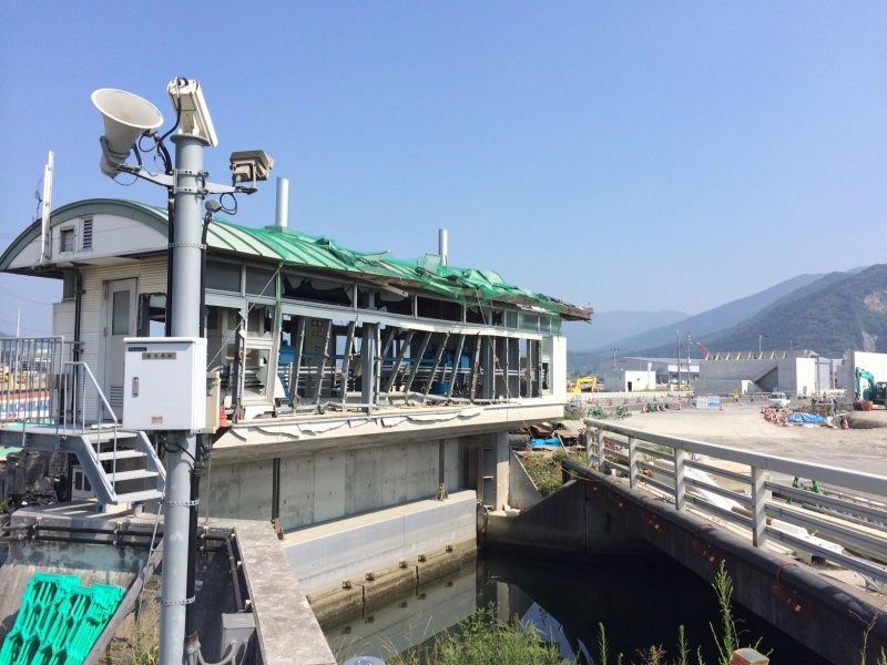 大船渡市茶屋前の水門（2015年）遠景は建設中の新しい陸閘