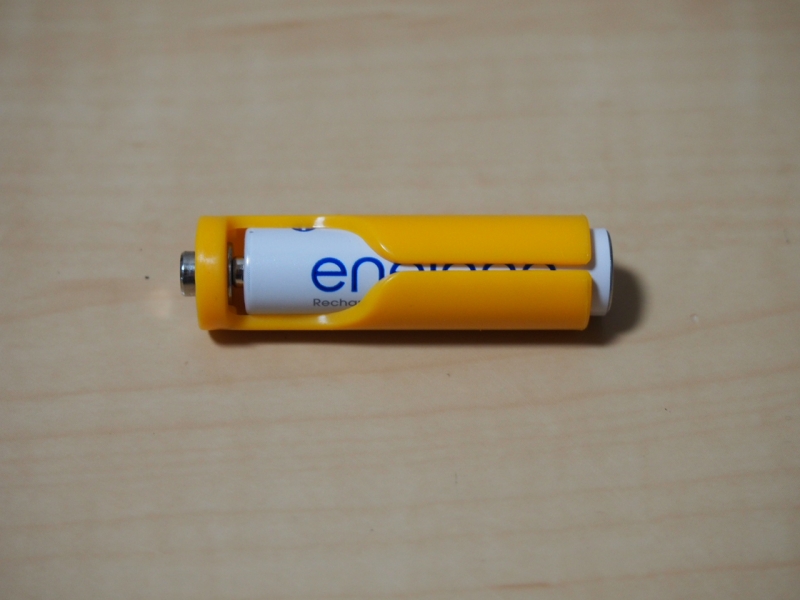 単四を単三にする電池スペーサーに充電池をセット