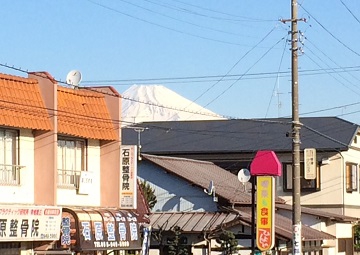 富士山が町の向かう方角も示してくれたらいいのだが（こちらは隣町の韮山駅）