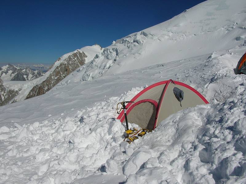 1mほど雪を掘ってテント設営する。