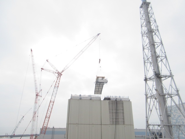 １号建屋山側全景（この項の写真は3枚とも「福島第一原子力発電所1号機 建屋カバー屋根パネル（1枚目）の取り外しについて」撮影日：2015年7月28日 撮影：東京電力株式会社）
