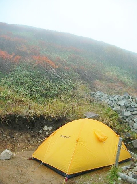 大朝日岳山頂避難小屋の横にあったテント場。現在はテント泊禁止になっているようである