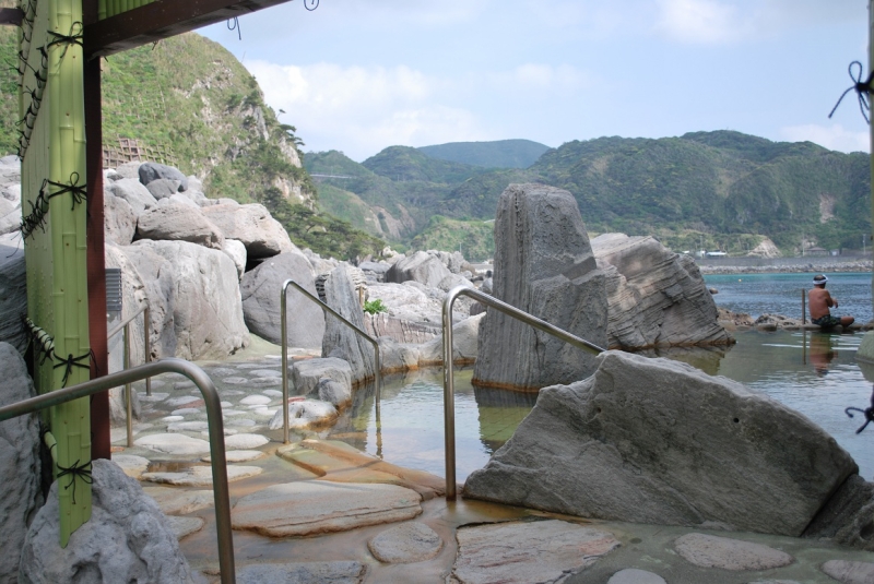 「海とほぼ同じ高さで岩場の隙間から景色を眺められる浴槽」