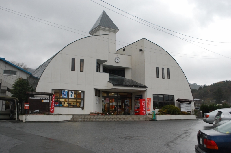 「童話的外観が印象的な駅舎」として2002年に東北の駅百選に選定された綾里駅です