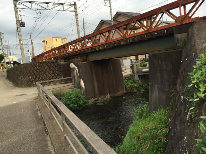 左が上流。この鉄橋の上を電車が走ります。